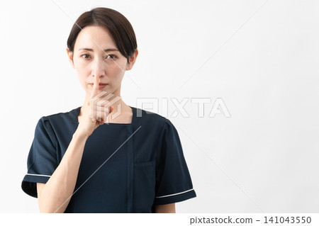 穿著美容院制服的年輕女子美容形象 穿著美容院制服的年輕女子美容形象 141043550