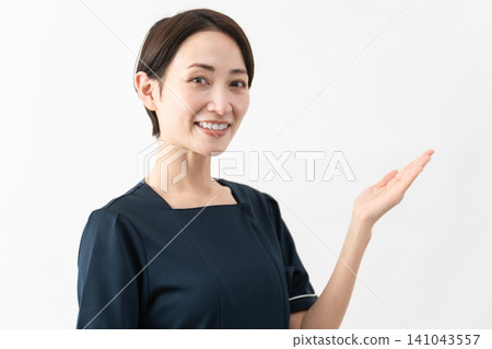 穿著美容院制服的年輕女子美容形象 穿著美容院制服的年輕女子美容形象 141043557