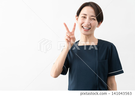 穿著美容院制服的年輕女子美容形象 141043563