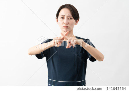 穿著美容院制服的年輕女子美容形象 穿著美容院制服的年輕女子美容形象 141043564