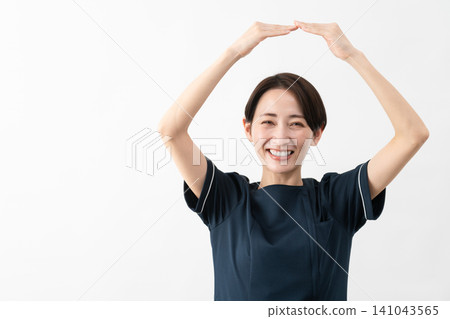穿著美容院制服的年輕女子美容形象 穿著美容院制服的年輕女子美容形象 141043565