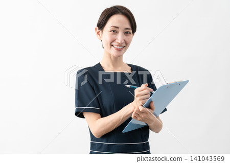 穿著美容院制服的年輕女子美容形象 穿著美容院制服的年輕女子美容形象 141043569