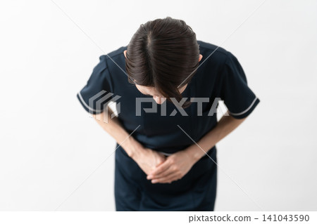 穿著美容院制服的年輕女子美容形象 穿著美容院制服的年輕女子美容形象 141043590