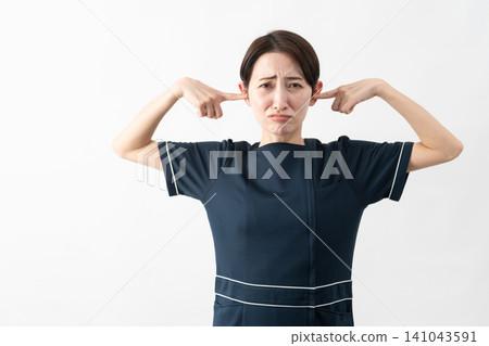 穿著美容院制服的年輕女子美容形象 穿著美容院制服的年輕女子美容形象 141043591