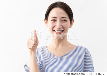 穿著休閒服裝的女人的生活方式形象 穿著休閒服裝的女人的生活方式形象 141043617