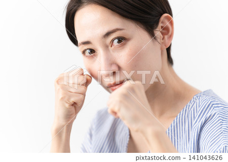 穿著休閒服裝的女人的生活方式形象 穿著休閒服裝的女人的生活方式形象 141043626