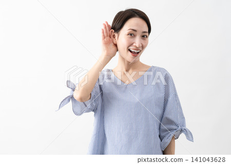 穿著休閒服裝的女人的生活方式形象 穿著休閒服裝的女人的生活方式形象 141043628