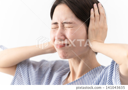 穿著休閒服裝的女人的生活方式形象 穿著休閒服裝的女人的生活方式形象 141043635