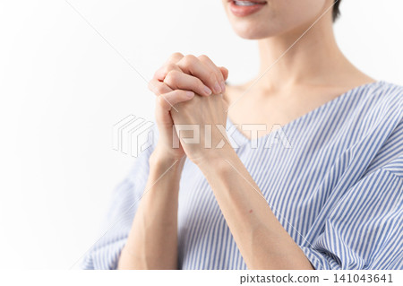 穿著休閒服裝的女人的生活方式形象 穿著休閒服裝的女人的生活方式形象 141043641