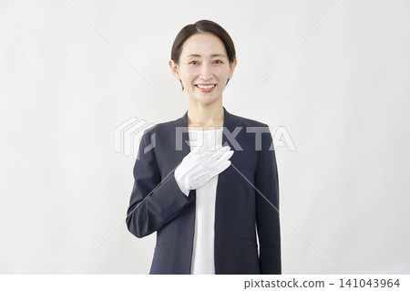 女性鑑定師，手放在胸前；肖像照；白色背景；直視鏡頭。 141043964