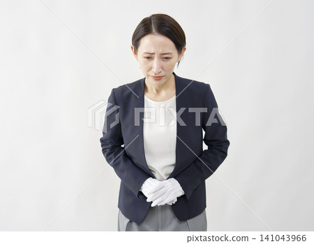 女鑑定師在白色背景前道歉。 141043966