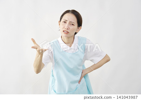 白色背景上的憤怒女護理員 141043987