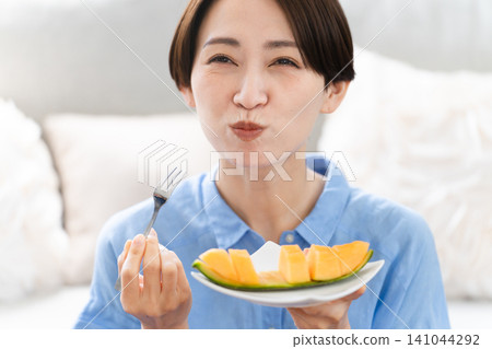 年輕女子吃瓜生活方式形象 年輕女子吃瓜生活方式形象 141044292