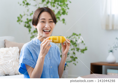 年輕女子吃玉米生活方式形象 年輕女子吃玉米生活方式形象 141044298