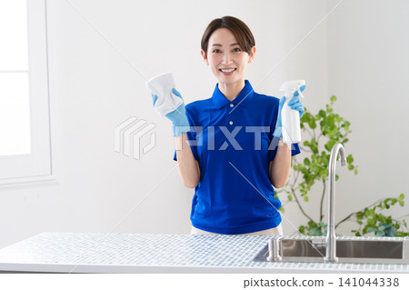 年輕的房屋清潔女生活方式形象 年輕的房屋清潔女生活方式形象 141044338
