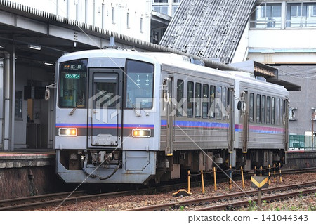 [JR西日本] KiHa 120系 0系 + KiHa 120系 300系 快速列車「三好列車」（藝備線：三好站） 141044343