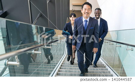一群跨國商人在大樓散步時交談 一群跨國商人在大樓散步時交談 141044587