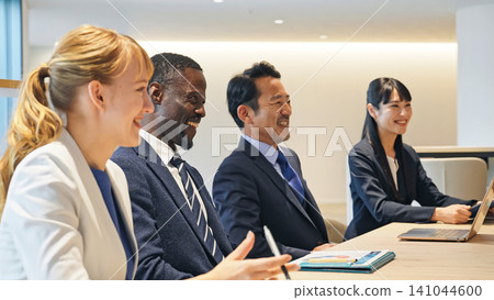 一群跨國商人在會議室開會 一群跨國商人在會議室開會 141044600