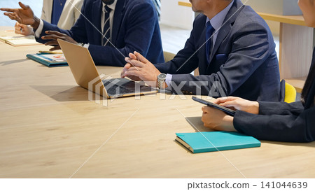 A group of multinational business people having a meeting 141044639