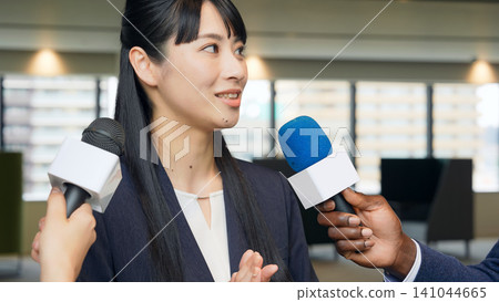 一名女子在外媒包圍下接受採訪 一名女子在外媒包圍下接受採訪 141044665