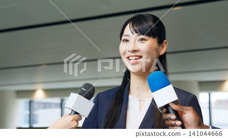 一名女子在外媒包圍下接受採訪 一名女子在外媒包圍下接受採訪 141044666
