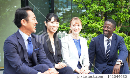 一群跨國商人放鬆交談 一群跨國商人放鬆交談 141044680