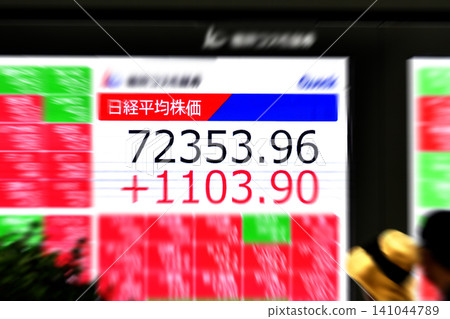 東京股市股價首度突破72,000日圓大關,收在7,2353.96日圓。東證指數也創下歷史新高。 東京股市股價首度突破72,000日圓大關,收在7,2353.96日圓。東證指數也創下歷史新高。 141044789