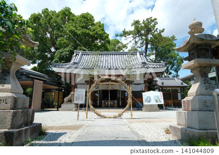 水堂須佐之男神社正殿和夏季淨身儀式所用的草圈正面。 水堂須佐之男神社正殿和夏季淨身儀式所用的草圈正面。 141044809