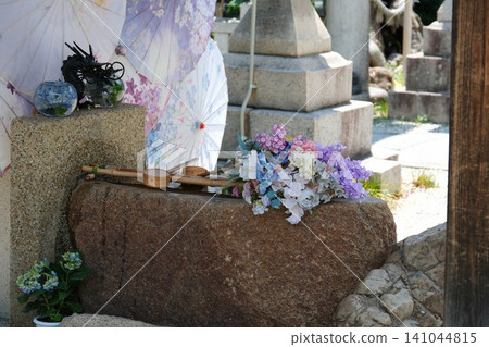 Close-up of the flower arrangement in the water basin at Mizudo Susano Shrine in Amagasaki City, Hyogo Prefecture Close-up of the flower arrangement in the water basin at Mizudo Susano Shrine in Amagasaki City, Hyogo Prefecture 141044815