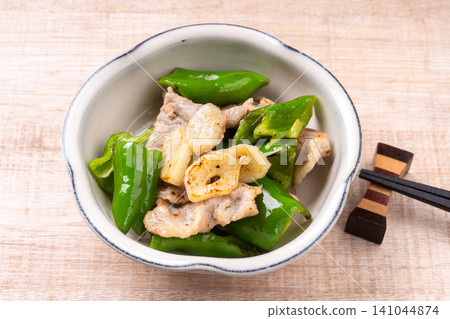 Stir-fried green peppers and pork with salt and koji Stir-fried green peppers and pork with salt and koji 141044874