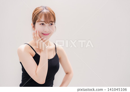一位有著淺色頭髮的年輕女子正在接受美容護理。 一位有著淺色頭髮的年輕女子正在接受美容護理。 141045106