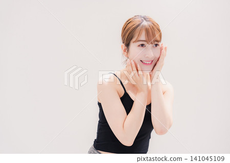 一位有著淺色頭髮的年輕女子正在接受美容護理。 一位有著淺色頭髮的年輕女子正在接受美容護理。 141045109