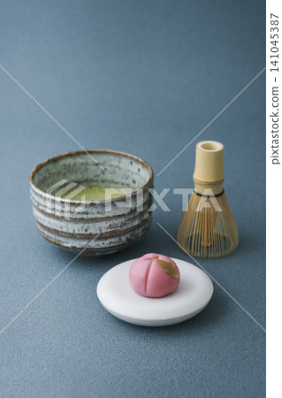 Japanese confectionery and green tea 141045387
