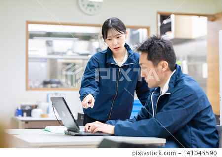 工作人員在廚房前開會 工作人員在廚房前開會 141045590
