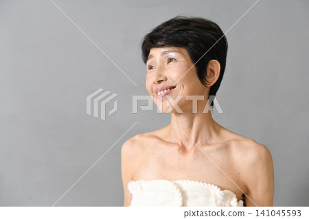 一位年長的亞洲女性面帶微笑,眺望著未來。 一位年長的亞洲女性面帶微笑,眺望著未來。 141045593