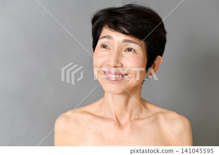 一位年長的亞洲女性面帶微笑,眺望著未來。 一位年長的亞洲女性面帶微笑,眺望著未來。 141045595
