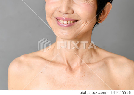 一位年長的亞洲女性面帶微笑,眺望著未來。 一位年長的亞洲女性面帶微笑,眺望著未來。 141045596