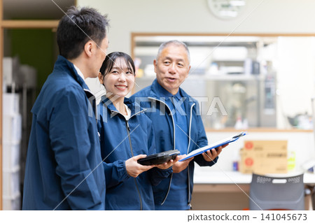 工作人員在廚房前開會 工作人員在廚房前開會 141045673