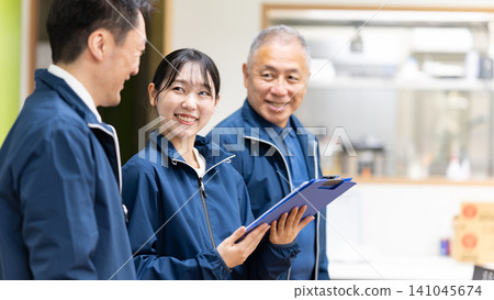 工作人員在廚房前開會 工作人員在廚房前開會 141045674