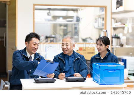 工作人員在廚房前開會 141045760