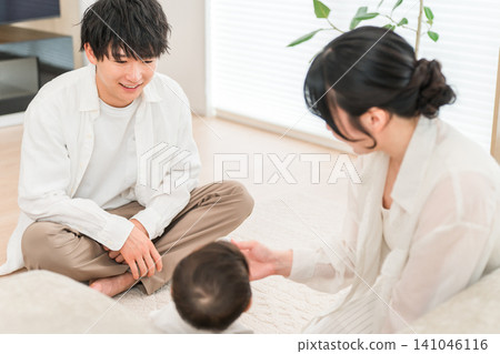 A family of child-rearing generation playing with their child and baby in the living room of their home (childcare, parenting, skinship) 141046116