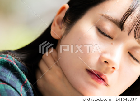 閉著眼睛放鬆的女人 141046337