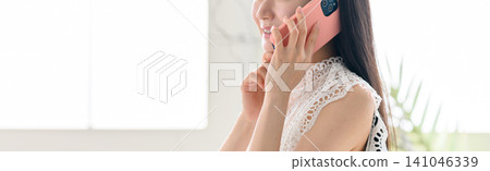 一位正在打電話的女性的側臉 141046339