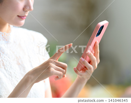 操作智能手機的女人的手 141046345