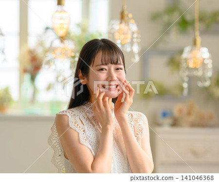 一位身穿白色蕾絲洋裝的女士 141046368