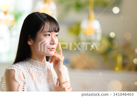 一位心思細膩、沉思冥想的日本女性 141046403