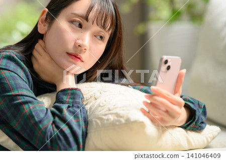 看智能手機的少婦 141046409