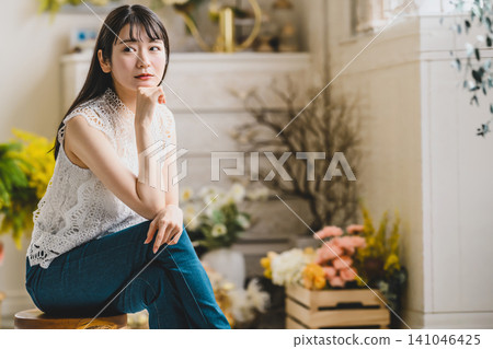 一個女人坐著思考 141046425