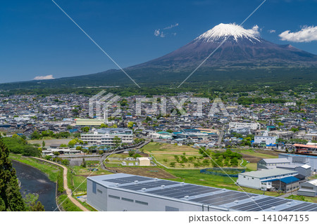 富士山和富士市的城市景觀。 富士山和富士市的城市景觀。 141047155