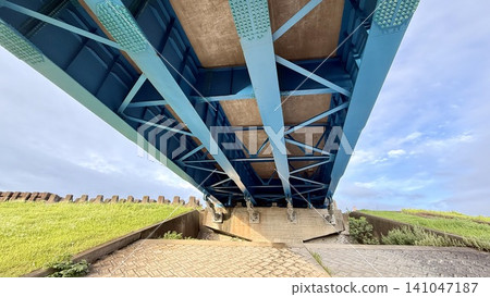 橫跨物部江的鐵路橋 橫跨物部江的鐵路橋 141047187